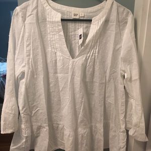 A gap white shirt